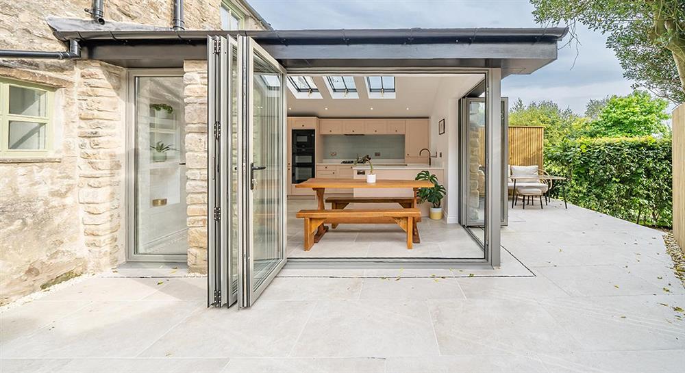 Indoor outdoor porcelain tiles between a kitchen and open garden